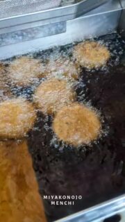 Silent night?⁡
⁡サンタさんの足音よりも、メンチの揚げ音が響くまち。⁡
⁡⁡
⁡#都城 #都城グルメ #宮崎グルメ #九州 #メンチ #クリスマス #silentnight  #サンタさん来るかな #グルメ #飯テロ #ご当地グルメ #揚げ物好き #localfood #foodvideo