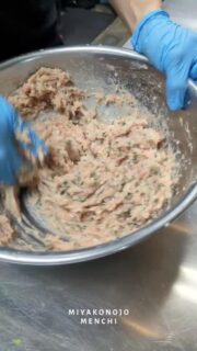 気配を感じたら、もう最後……⁡
⁡もうあなたもメンチの仲間入りです。⁡
⁡⁡
⁡#都城 #宮崎グルメ #都城グルメ #九州 #メンチ #メンチカツ #鬼滅の刃 #お前も鬼にならないか  #猗窩座