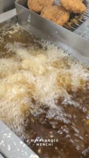 パチパチの音だけで、お腹が空くのはなぜだろう。⁡
⁡⁡
⁡本日もいい感じに揚がっています。⁡
⁡⁡
⁡⁡
⁡#都城 #都城グルメ #宮崎グルメ #メンチ  #都城メンチ #メンチカツ #メンチasmr #揚げ物 #飯テロ #foodvideo #ご当地グルメ #localfood