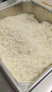 降り積もるパン粉の中で、ホワイトクリスマス仕込み中です🎄⁡
⁡⁡
⁡(都城メンチはパン粉にもこだわっています☝)⁡
⁡⁡
⁡#都城 #宮崎グルメ #都城グルメ #九州 #メンチ #miyakonojo #ホワイトクリスマス #クリスマス⁡#サンタさん来るかな　#グルメ #ご当地グルメ #揚げ物好き #localfood #foodvideo