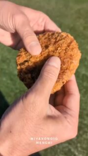 都城メンチは、アツがすごい。⁡
⁡都城の旨みがぎゅっと詰まった、熱々メンチカツをどうぞ。⁡
⁡#萌え断 #都城メンチ #都城グルメ