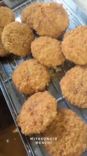 都城では、今日もメンチが揚がっています。⁡
⁡カラッとサクッと、今日も都城メンチでパワーチャージ🔥⁡
⁡#都城メンチ #都城グルメ #どれにしようかな