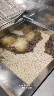 衣まで元気いっぱいな都城メンチ。⁡
⁡都城メンチは、それぞれ衣も個性が光ります。⁡
⁡#メンチ大喜利 #都城メンチ #都城グルメ