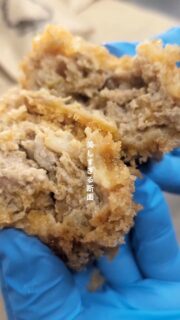 ✍🏻📋 都城メンチ事業者紹介 
【#霧島オリーブ豚直売店 編】
本日は宮崎県都城市にて赤豚の旨さを探しに『霧島オリーブ豚直売店』に潜入！

揚げる前のお肉の状態から、もう食欲をそそるいい香り・・・。
霧島オリーブ豚直売店で味わえるのは、国内外でも流通の少ない赤豚を使った「赤豚メンチ」。
旨みが強く、脂が甘いのが特徴です。

ごろっとしたお肉と玉ねぎ。
ふわふわ、もふもふのパン粉に包んでぎゅっと形を作る手元は、ずっと見ていたくなる職人技でした☝

油に入れた瞬間の音も、厨房いっぱいに広がる香りも、「今日は赤豚メンチだな」と思わせてくれる説得力があります🐖✨

実は、赤豚メンチにはある隠し味があるそうで…
それがあと引く理由かも…？
隠し味は内緒ですが、食べるときに探ってみてください👀

霧島オリーブ豚直売店で揚げたてメンチが買えるのは、月に2回。
第2第4土曜日限定の販売ですので、お店で揚げたジューシーな赤豚メンチをGETしてください🐖
もちろん冷凍メンチはいつでも購入できますので、お家でおいしく赤豚メンチを食べられます😋

2階のレストランではメンチカツを使ったランチメニューもご用意しています🍽
ボリューミーでコスパ最強のメニューがずらり…。
お腹を空かせて行くことをおすすめします👍

赤豚の旨さがぎゅっと詰まった、霧島オリーブ豚直売店。
みなさまぜひお立ち寄りください👣

🚗 情報はこちら👇
—————————————————————————
霧島オリーブ豚直売店
〒885-0077　宮崎県都城市松元町6-1
TEL : 0986-51-6821
OPEN：10:00～18：00
定休日：日曜日/祝日
——————————————————————―――⁡
⁡⁡
⁡ #都城メンチ⁡ #霧島オリーブ豚直売店  #グルメ#都城グルメ