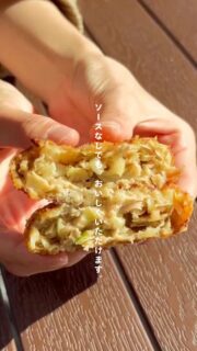 都城メンチ事業者紹介💁♀️
【#河中農園 直売所 編】
本日は宮崎県都城市にてソースなしでも最高においしいメンチを作る『河中農園』に潜入!
河中農園の「きみ恋メンチ」は、名前にもあるように自社ブランドの『きみ恋卵』を贅沢に使い、ひとつひとつ丁寧に手作りされています🐓💕
サクッとした衣を割ると、中から溢れ出す素材のチカラ。
溢れ出す肉汁と、ザクザクたっぷり入ったキャベツ、4種類のハーブを食べて育ったクイーンハーブ豚の甘み…
さらりと甘い脂が口いっぱいに広がって、ソースなしでもしっかりと旨味を感じられるメンチです🐖✨
一口食べればわかる、河中農園の素材への自信。
お土産にもぴったりな河中農園の「きみ恋メンチ」、本物の味をぜひご賞味ください😋
🚗 情報はこちら👇
—————————————————————————
河中農園 直売所
〒885-0079 宮崎県都城市牟田町4-1
TEL : 0986-24-1082
OPEN:9:00~17:30
定休日:日曜日/祝日
◎冷凍販売のみ
※揚げたメンチは「道の駅」都城NiQLLで販売している日がございます。
詳しくは「道の駅」都城NiQLLへお問い合わせください。
—————————————————————————
#都城メンチ #きみ恋卵 #都城グルメ #ご当地グルメ
